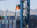 Contenedores de mercancías en un puerto