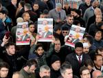 Hombres sostienen una imágenes del periodista opositor saudí Jamal Khashoggi mientras rezan en la mezquita Fatih, en Estambul (Turquía)