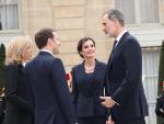 En París, los Reyes Felipe VI (1d) y Letizia (2d), y el presidente de Francia, Emmanuel Macron (2i), y su esposa, Brigitte Macron (1i), durante el Primer Día Nacional homenaje a las Víctimas del Terrorismo en Francia, el 11 de marzo de 2020.