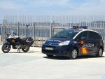 Fotografía de un coche una moto de policía en Vigo. Este miércoles trataron con un vecino que quería ser detenido por el coronavirus,