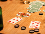 Fotografía de un juego de cartas en un bar.