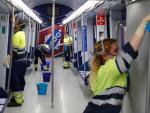 Trabajadores de Metro desinfectando los trenes
