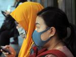 Mujeres con mascarilla en Yakarta