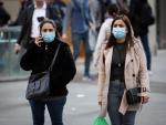 Personas con mascarilla en Barcelona ante el brote de coronavirus