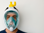 Fotografía de una máscara de buceo de Decathlon convertida en un respirador para luchar contra el coronavirus.