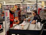 Gente comprando en el supermercado Maxima de Riga, Letonia, el 18 de marzo de 2020./EFE