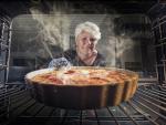 Una mujer retira del horno una tarta de manzana
