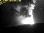 El volcán 'Kratatoa' despierta y entra en erupción con nubes de hasta 500 metros