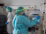 Sanitarios de la 5º planta del hospital de San Pedro de Logroño con el equipo de protección individual (EPIs)