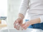 El lavado frecuente de manos con agua y jabón es la mejor prevención frente al contagio.