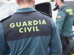 La Guardia Civil y la Policía Local controlan el cumplimiento de las normas de confinamiento en el aparcamiento de un Supermercado Mercadona de la población de Ansoain (Navarra)
