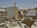 Una refugiada siria del campamento de Arsal en los escombros de su casa, demolida por las fuerzas libanesas