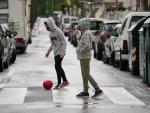 niño en la calle jugando a la pelota coronavirus