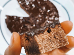 Fotografía del bizcocho de chocolate sano que se hace al microondas.