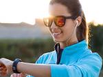 Una joven realiza ejercicio con un reloj inteligente