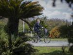 Un hombre circula en bicicleta protegido con mascarilla durante el día 39 del estado de alarma en el país por la crisis del coronavirus. En Sevilla (Andalucía, España), a 22 de abril de 2020.