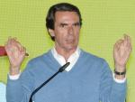 El expresidente del Gobierno y presidente de la Fundación FAES, José María Aznar, participa en un acto del PP junto a la candidata popular a la Presidencia de la Generalitat, Isabel Bonig. EFE/Pep Morell