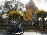 Imagen de una estatua de Buda con mascarilla en la afueras de Bangkok