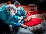 Personal sanitario del hospital de Aranda de Duero realizan un test atienden a un paciente enfermo de Covid-19.