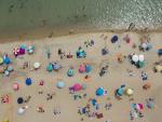 Los griegos estrenan las playas bajo una ola de calor y con distanciamiento