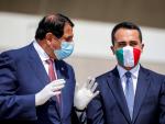 El Ministro de Asuntos Exteriores italiano, Luigi Di Maio, con una máscarilla, da la bienvenida al Embajador de Qatar. /EFE