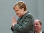 La canciller alemana, Angela Merkel, saluda durante la reunión semanal del gabinete del Gobierno alemán en Berlín. /EFE