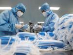 Fabricación de máscaras en una planta del Grupo de Tecnología Naton en Pekín, China. /EFE/EPA/WU HONG