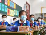Escolares atienden a clase en Pekín