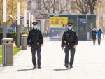 Agentes de policía patrullan con mascarillas las calles de Viena