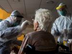 Trabajadores de una residencia realizan un test a una anciana