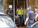Agentes de la Policía Nacional este domingo en un edificio de Santander puesto en cuarentena