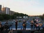 Alejandro Sanz ofrece un concierto sorpresa en un puente sobre la M-30