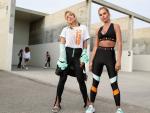 Dos mujeres con ropa a la moda athleisure
