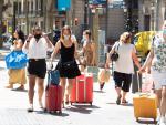 Un grupo de visitantes en las Ramblas, este lunes, cinco días después de la apertura de fronteras tras el estado de alarma, aunque solo un poco más del 10% de los hoteles de Barcelona están abiertos.