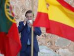 El presidente de Extremadura, Guillermo Fernández Vara habla por teléfono durante el acto oficial de la reapertura, tras tres meses y medio cerradas por el coronavirus, de la fronteras entre España y Portugal