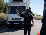 Varios Mossos d'Esquadra realizan un control de carreteras en la comarca del Segrià