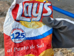 Encuentran una bolsa de patatas fritas de hace 22 años en una playa de Alicante