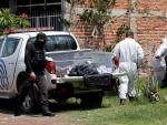 Miembros de la Fiscalía del Estado separan restos en el hallazgo reciente de una fosa en Jalisco