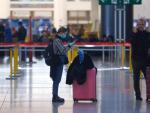 Una pasejera comprueba su vuelo en el aeropuerto de Málaga durante el verano de la pandemia