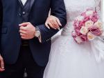 Fotografía de el novio y la novia en una boda. Las bodas pueden ser foco de contagio del coronavirus.