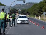 Un guardia civil detiene a un coche en las inmediaciones de Íscar, en la provincia de Valladolid
