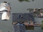 Dos vecinos esperan ser rescatados de un tejado en los días siguientes al paso del 'Katrina' por Nueva Orleans