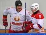 El presidente bielorruso, Alexander Lukashenko, charla con el ruso, Vladimir Putin, en un partido de hockey sobre hielo