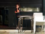 Una trabajadora en un bar de Lugo contempla el cierre de su establecimiento tras las nuevas medidas