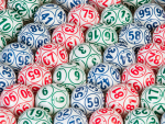 Fotografía de bolas de lotería. El Euromillones pone en juego este martes un bote enorme.
