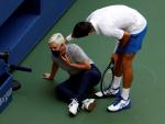Novak Djokovic se interesa por el estado de la juez de línea a la que acaba de golpear de un pelotazo