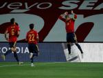 Sergio Ramos celebra uno de sus dos goles en la victoria de España sobre Ucrania