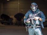 Un agente de la Guardia Civil vigila en la puerta de un hangar en una operación contra la droga en el sur