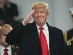 Donald J. Trump saluda después de prestar juramento como presidente de EEUU el 20 de enero de 2017