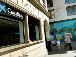 Vista de una oficina de Bankia y otra de CaixaBank en el centro de L'Hospitalet (Barcelona)